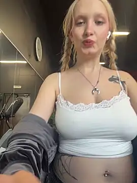 Snapshot of Milkyy_wway chatting on April 27, 6:22 am Milkyy wway online show from April 27, 6:22 am