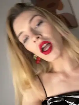 Lolitaxlola online show from April 15, 3:30 pm