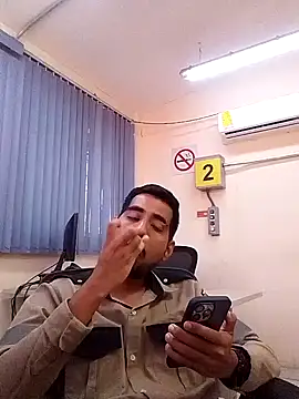 Snapshot of EnriquePersian197 chatting on February 6, 6:24 pm EnriquePersian197 online show from February 6, 6:24 pm