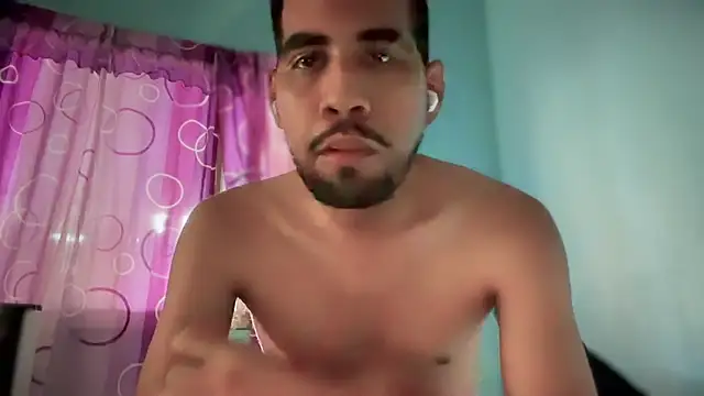 Snapshot of EnriquePersian197 chatting on February 18, 4:48 pm EnriquePersian197 online show from February 18, 4:48 pm