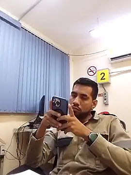 Snapshot of EnriquePersian197 chatting on February 19, 1:18 am EnriquePersian197 online show from February 19, 1:18 am