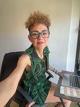Snapshot of lavaldez chatting on May 20, 10:54 am lavaldez online show from May 20, 10:54 am