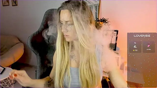 Snapshot of LadyIzabel chatting on December 2, 5:15 am LadyIzabel online show from December 2, 5:15 am