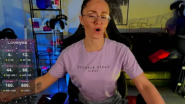 Snapshot of LadyIzabel chatting on December 28, 2:33 am LadyIzabel online show from December 28, 2:33 am