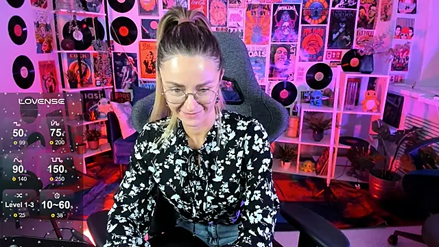 Snapshot of LadyIzabel chatting on January 24, 8:23 am LadyIzabel online show from January 24, 8:23 am