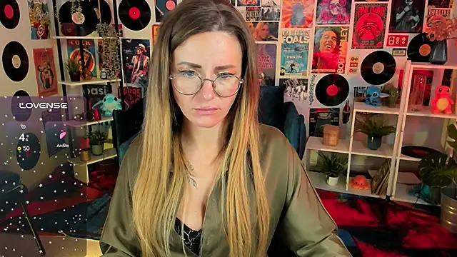 Snapshot of LadyIzabel chatting on February 19, 7:39 am LadyIzabel online show from February 19, 7:39 am