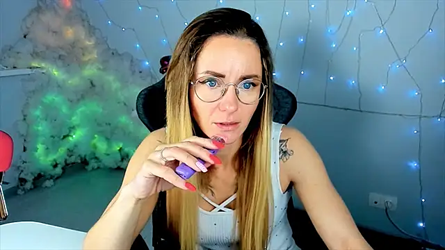 Snapshot of LadyIzabel chatting on February 23, 8:17 am LadyIzabel online show from February 23, 8:17 am