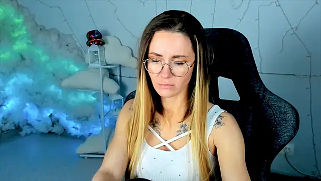 Snapshot of LadyIzabel chatting on February 23, 11:44 am LadyIzabel online show from February 23, 11:44 am