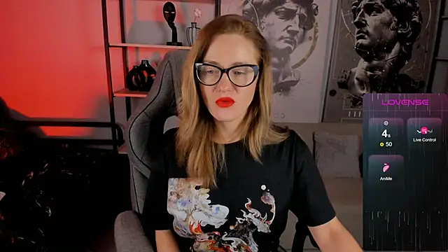 Snapshot of LadyIzabel chatting on November 3, 8:26 am LadyIzabel online show from November 3, 8:26 am