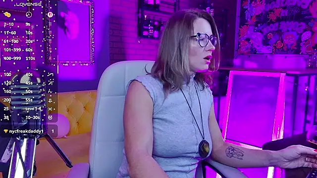 Snapshot of LadyIzabel chatting on November 13, 6:01 am LadyIzabel online show from November 13, 6:01 am