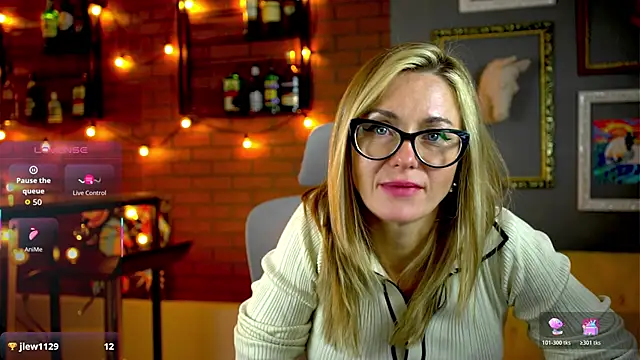 Snapshot of LadyIzabel chatting on December 2, 8:30 am LadyIzabel online show from December 2, 8:30 am