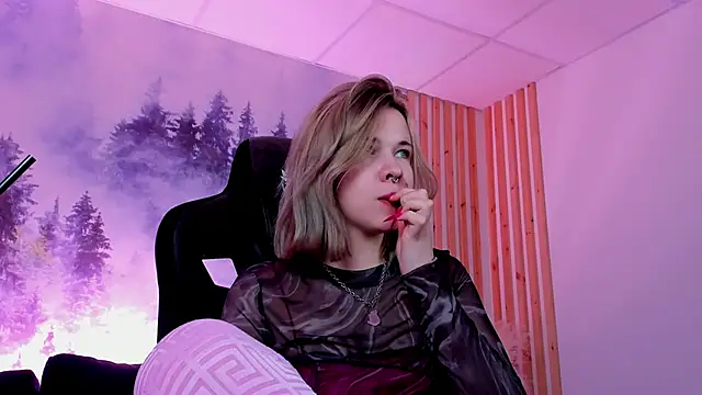 Snapshot of AliceSunday chatting on December 15, 9:56 am AliceSunday online show from December 15, 9:56 am