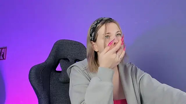 Snapshot of AliceSunday chatting on December 24, 11:06 am AliceSunday online show from December 24, 11:06 am