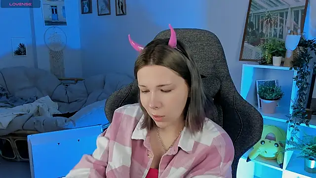 Snapshot of AliceSunday chatting on January 18, 8:10 am AliceSunday online show from January 18, 8:10 am