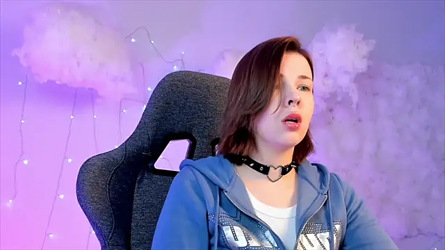 Snapshot of AliceSunday chatting on February 25, 2:11 pm AliceSunday online show from February 25, 2:11 pm