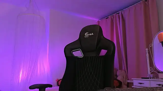 Snapshot of AliceSunday chatting on October 4, 1:58 am AliceSunday online show from October 4, 1:58 am