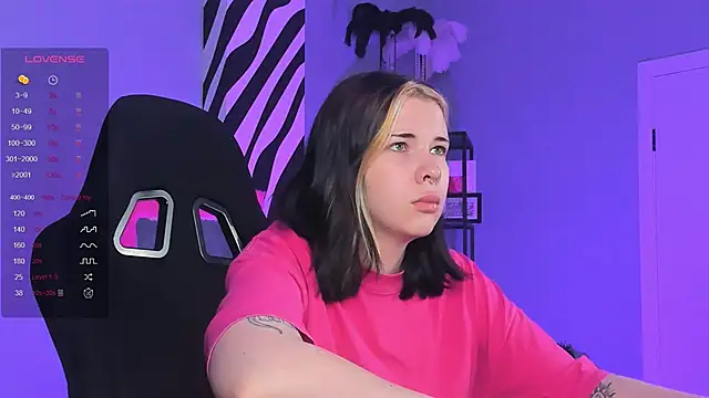 Snapshot of AliceSunday chatting on October 10, 1:59 am AliceSunday online show from October 10, 1:59 am