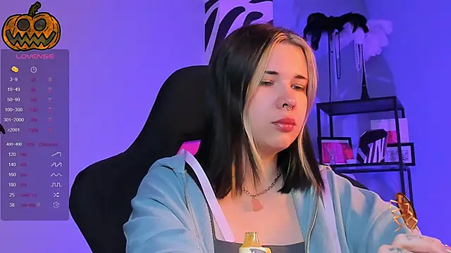 Snapshot of AliceSunday chatting on October 20, 2:01 am AliceSunday online show from October 20, 2:01 am