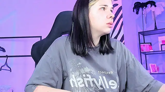 Snapshot of AliceSunday chatting on November 6, 2:01 am AliceSunday online show from November 6, 2:01 am