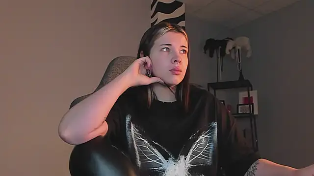 Snapshot of AliceSunday chatting on November 29, 4:59 am AliceSunday online show from November 29, 4:59 am