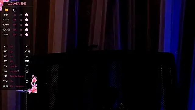 Snapshot of Laura_Bess chatting on October 1, 9:43 pm Laura Bess online show from October 1, 9:43 pm