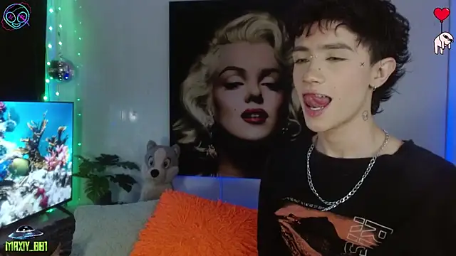 maxiy 001 online show from May 30, 11:24 pm