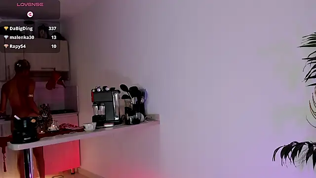 Snapshot of wendymoah chatting on December 11, 11:00 pm wendymoah online show from December 11, 11:00 pm