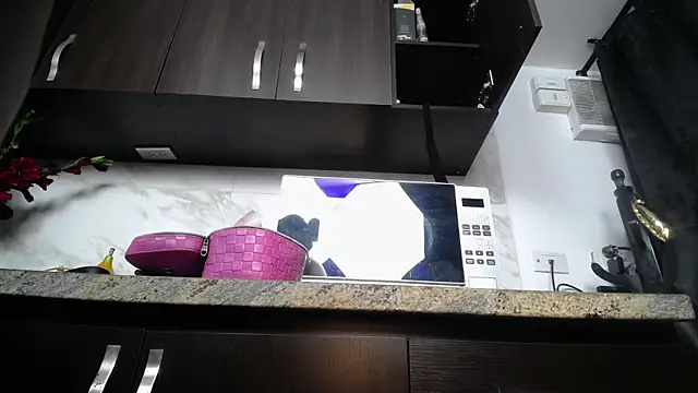 Snapshot of iniyalaboni chatting on November 22, 9:03 pm iniyalaboni online show from November 22, 9:03 pm