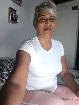 Snapshot of Goodgirlsue_77 chatting on July 18, 8:07 am Goodgirlsue 77 online show from July 18, 8:07 am