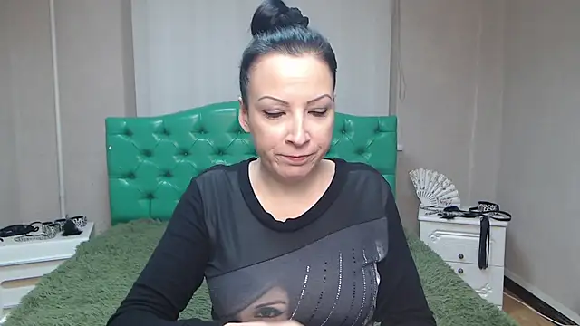 Snapshot of ElizabethSho chatting on December 7, 9:11 pm ElizabethSho online show from December 7, 9:11 pm