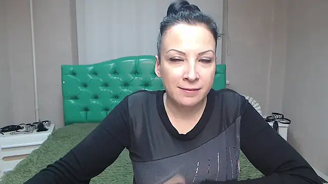 Snapshot of ElizabethSho chatting on December 8, 3:21 am ElizabethSho online show from December 8, 3:21 am