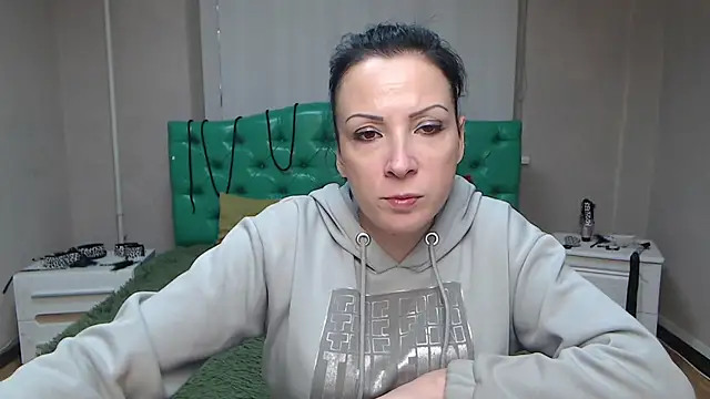 Snapshot of ElizabethSho chatting on February 9, 6:05 pm ElizabethSho online show from February 9, 6:05 pm