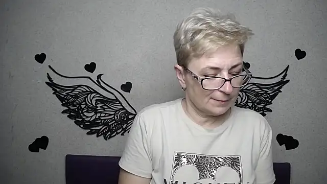 EmiliaGree online show from April 4, 5:21 pm