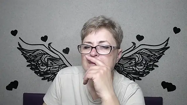 EmiliaGree online show from April 15, 5:09 pm