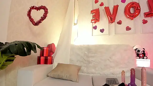 Snapshot of celestelewis chatting on February 16, 12:43 pm celestelewis online show from February 16, 12:43 pm