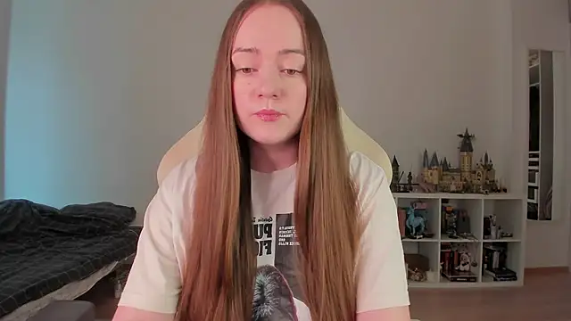 WalkingGirl online show from March 20, 8:30 am