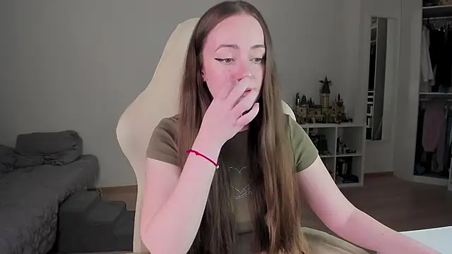 WalkingGirl online show from April 7, 6:08 pm