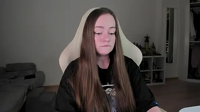 WalkingGirl online show from April 8, 6:08 pm