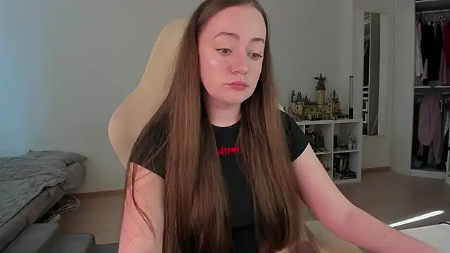 WalkingGirl online show from April 13, 1:49 pm