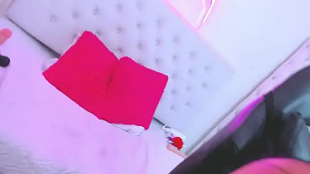 Snapshot of silvana__miller chatting on January 22, 10:05 pm silvana miller online show from January 22, 10:05 pm