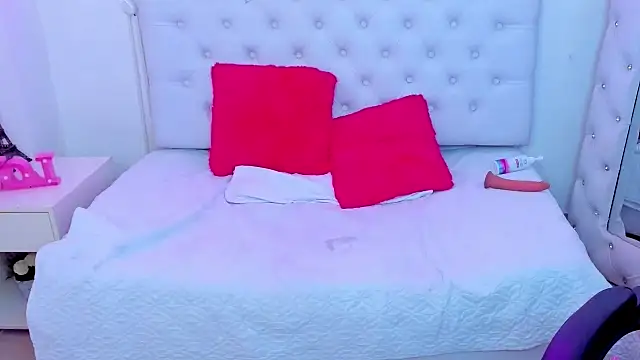 Snapshot of silvana__miller chatting on February 8, 1:11 am silvana miller online show from February 8, 1:11 am