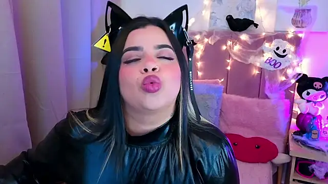 Snapshot of MiahJoness chatting on October 31, 2:01 am MiahJoness online show from October 31, 2:01 am