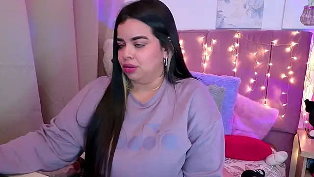 Snapshot of MiahJoness chatting on November 10, 10:31 pm MiahJoness online show from November 10, 10:31 pm