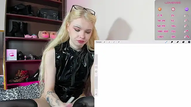 Snapshot of MisssLola chatting on February 27, 2:21 pm MisssLola online show from February 27, 2:21 pm