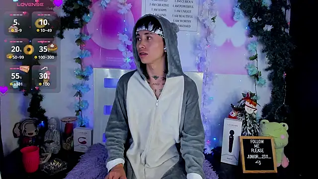 Snapshot of juniior_2311_ chatting on January 17, 2:39 am juniior 2311 online show from January 17, 2:39 am