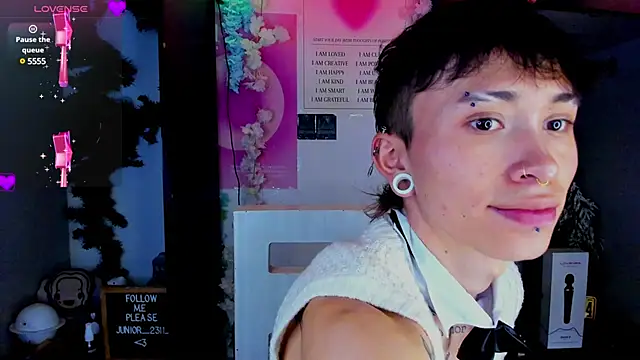 Snapshot of juniior_2311_ chatting on February 19, 10:31 pm juniior 2311 online show from February 19, 10:31 pm