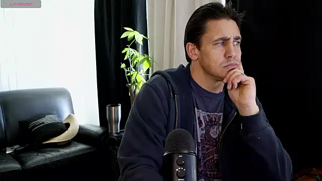 Snapshot of DamienSliick chatting on November 23, 8:30 pm DamienSliick online show from November 23, 8:30 pm