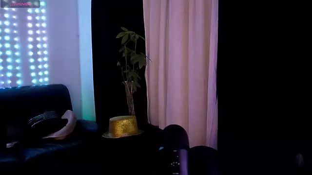 Snapshot of DamienSliick chatting on November 24, 8:36 am DamienSliick online show from November 24, 8:36 am