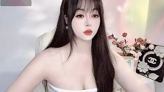 Snapshot of Lydia_170 chatting on August 8, 9:28 pm Lydia 170 online show from August 8, 9:28 pm