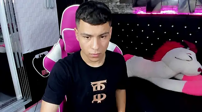 salvadorgomezx online show from December 5, 8:33 pm